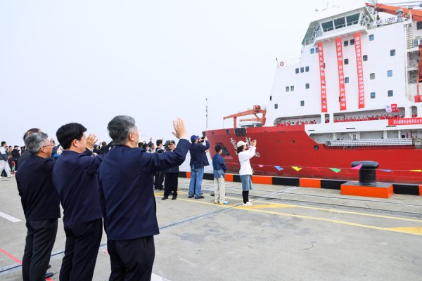 配资盘 “雪龙”联袂，再赴南极！中国第42次南极考察启航